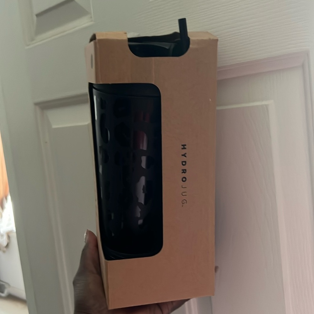 Black cheetah hydro shaker/water bottle. Never been used.